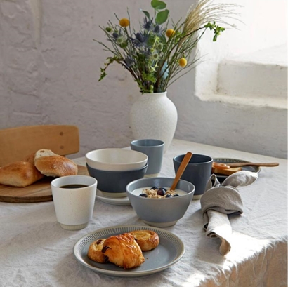 Stelton Colorit Frokost- & Middagstallerkener i Sand eller Grå - Vejledende Udsalgspris 2.639,-